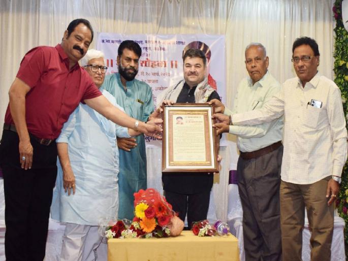 Prashant Damle said that it is possible to reach the audience because of theaters | नाट्यगृहांमुळे नाटक प्रेक्षकांपर्यंत पाेहचणे शक्य - प्रशांत दामले Prashant Damle said that it is possible to reach the audience because of theaters | नाट्यगृहांमुळे नाटक प्रेक्षकांपर्यंत पाेहचणे शक्य - प्रशांत दामले