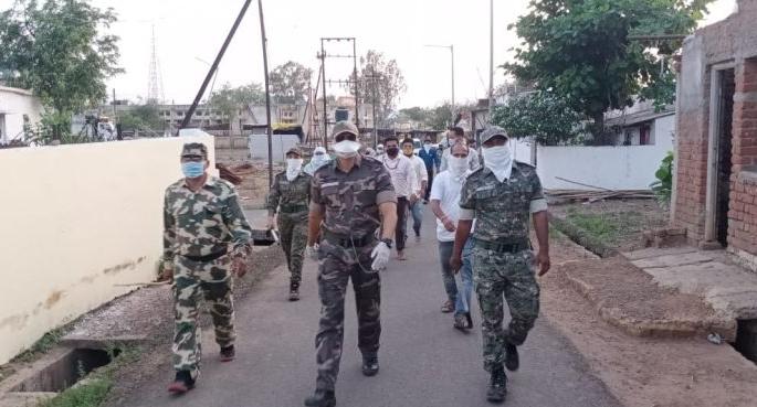 Effective police route to Desaiganj in Gadchiroli district | गडचिरोली जिल्ह्याच्या देसाईगंजमध्ये पोलिसांचा प्रभावी रुटमार्च Effective police route to Desaiganj in Gadchiroli district | गडचिरोली जिल्ह्याच्या देसाईगंजमध्ये पोलिसांचा प्रभावी रुटमार्च