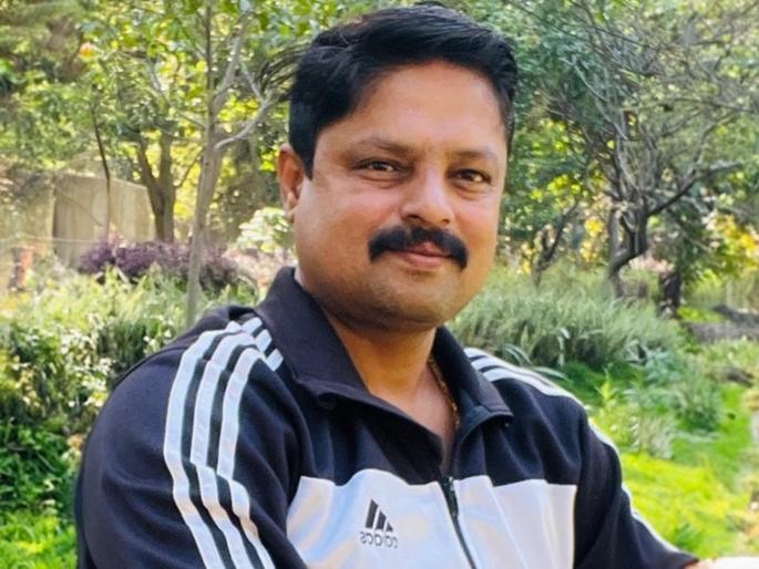 A goldsmith was killed on the spot after a speeding car hit a goods truck | भरधाव कार मालट्रकवर आदळून सराफ व्यावसायिक जागीच ठार A goldsmith was killed on the spot after a speeding car hit a goods truck | भरधाव कार मालट्रकवर आदळून सराफ व्यावसायिक जागीच ठार