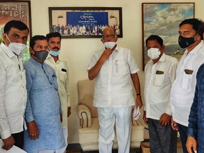 NCP's disgruntled group meets Sharad Pawar; Read the complaint about the district leadership | राष्ट्रवादीच्या नाराज गटाने घेतली शरद पवार यांची भेट; जिल्हा नेतृत्वाबद्दल तक्रारीचा पाढा NCP's disgruntled group meets Sharad Pawar; Read the complaint about the district leadership | राष्ट्रवादीच्या नाराज गटाने घेतली शरद पवार यांची भेट; जिल्हा नेतृत्वाबद्दल तक्रारीचा पाढा