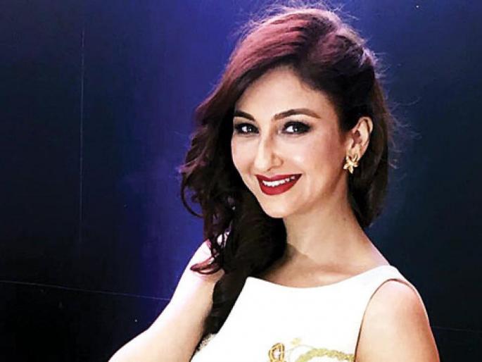 crazy fan threatened to harm himself who wants to meet saumya tandon | अन् तहान-भूक विसरून ‘गोरी मॅम’च्या घराबाहेर ठाण मांडून बसला चाहता !! crazy fan threatened to harm himself who wants to meet saumya tandon | अन् तहान-भूक विसरून ‘गोरी मॅम’च्या घराबाहेर ठाण मांडून बसला चाहता !!
