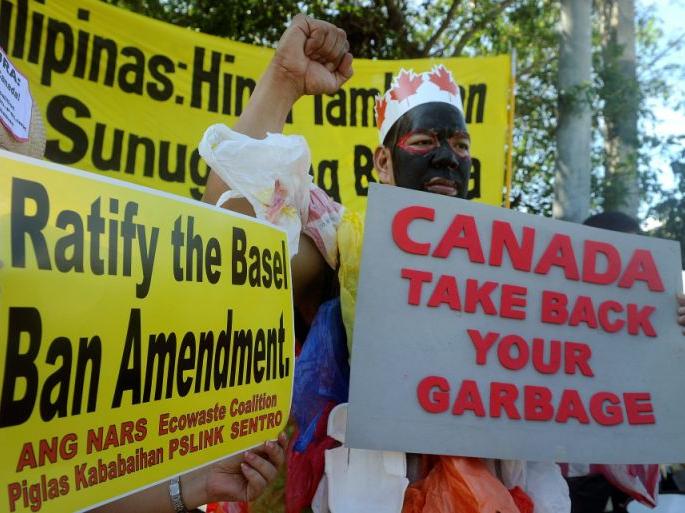... otherwise will do war; Philippines to Canada on garbage issue | ...अन्यथा युद्ध पुकारू; कचऱ्यावरून कॅनडाला फिलिपिन्सची धमकी ... otherwise will do war; Philippines to Canada on garbage issue | ...अन्यथा युद्ध पुकारू; कचऱ्यावरून कॅनडाला फिलिपिन्सची धमकी