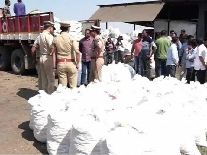 1500 kg of ganja seized at Nagpur, Odisha to Beed connection via Nagpur opened; The police picked up two from Ashti | १५०० किलो गांजाचे ओडिशा ते बीड कनेक्शन व्हाया नागपूर; पोलिसांनी आष्टीतून दोघांना उचलले 1500 kg of ganja seized at Nagpur, Odisha to Beed connection via Nagpur opened; The police picked up two from Ashti | १५०० किलो गांजाचे ओडिशा ते बीड कनेक्शन व्हाया नागपूर; पोलिसांनी आष्टीतून दोघांना उचलले