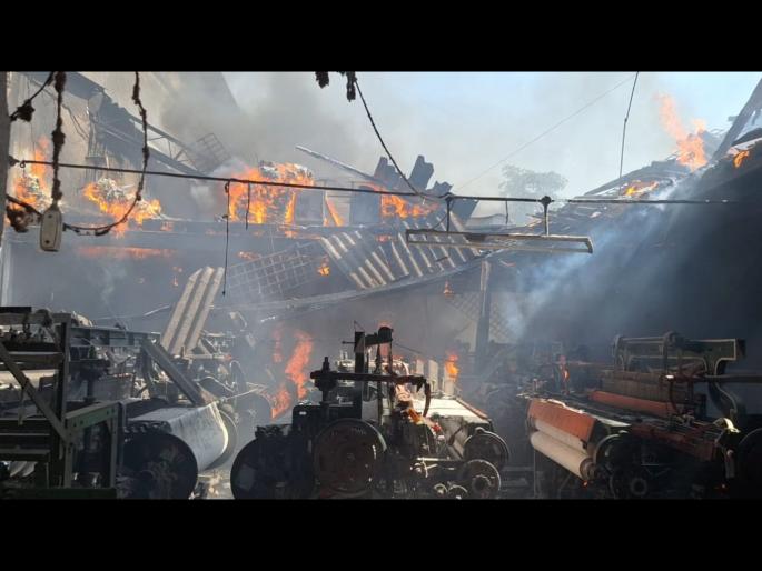 Heavy fire at a loom factory in Bhiwandi | भिवंडीत यंत्रमाग कारखान्याला भीषण आग 