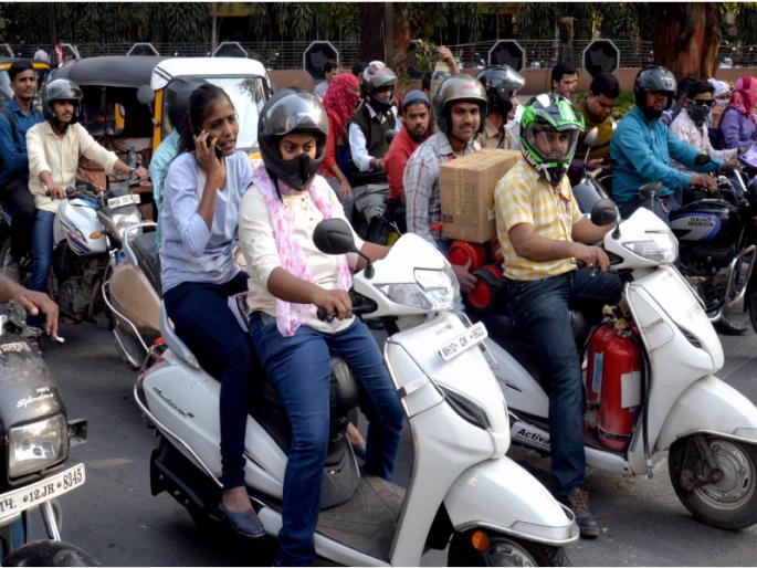 now awareness in punekar about helmet | पुणेकर नरमले ; हेल्मेटबाबतीत हाेतीये जागृती now awareness in punekar about helmet | पुणेकर नरमले ; हेल्मेटबाबतीत हाेतीये जागृती