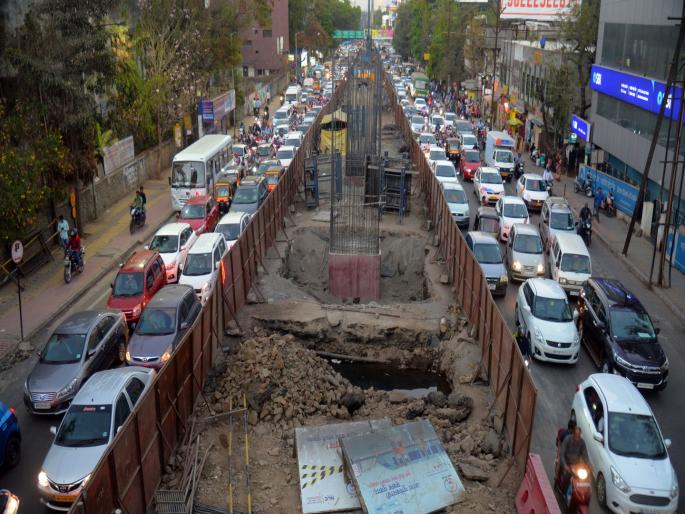 punekar has to face traffic jam daily | ट्रॅफिक जामने पुणेकर हैराण ; मेट्राेच्या कामामुळे अंतर्गत रस्त्यांवर वाहनचालकांचा माेर्चा