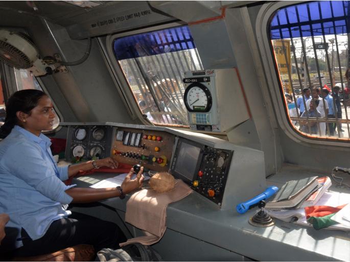 new look to deccan express ; women as a lo-copilot rsg | डेक्क्न एक्सप्रेसला नवा साज ; सारथ्य महिलेच्या हाती new look to deccan express ; women as a lo-copilot rsg | डेक्क्न एक्सप्रेसला नवा साज ; सारथ्य महिलेच्या हाती