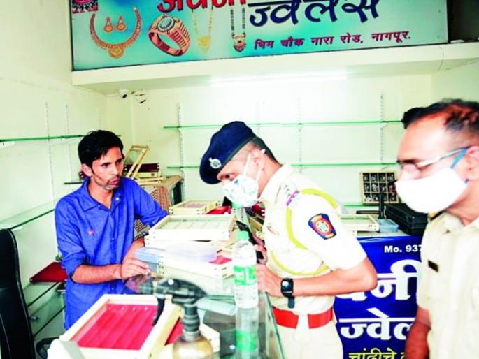 robbers of jewelry shop tied up in Madhya Pradesh ;in eight hours | ज्वेलर्समध्ये दरोडा घालणाऱ्यांच्या मध्यप्रदेशात बांधल्या मुसक्या; आठ तासात लावला छडा robbers of jewelry shop tied up in Madhya Pradesh ;in eight hours | ज्वेलर्समध्ये दरोडा घालणाऱ्यांच्या मध्यप्रदेशात बांधल्या मुसक्या; आठ तासात लावला छडा