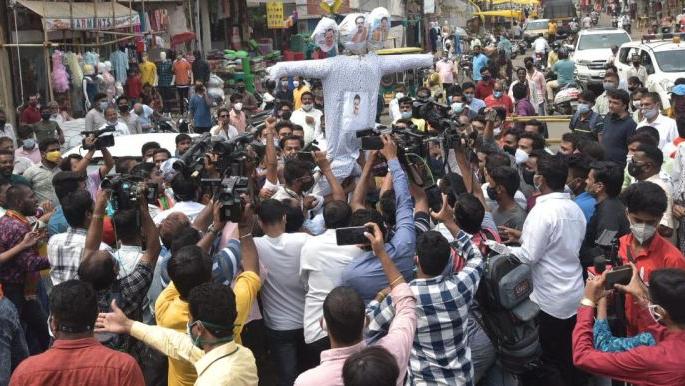 BJP and BJP workers protest in Nagpur against suspension of 12 MLAs | १२ आमदारांच्या निलंबनाविरोधात भाजप व भाजयुमो कार्यकर्त्यांचे नागपुरात आंदोलन BJP and BJP workers protest in Nagpur against suspension of 12 MLAs | १२ आमदारांच्या निलंबनाविरोधात भाजप व भाजयुमो कार्यकर्त्यांचे नागपुरात आंदोलन