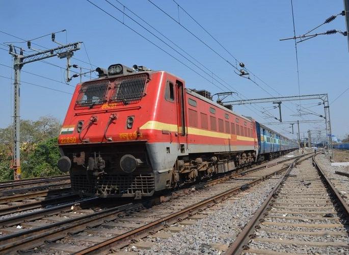 Three special trains between Nagpur-Pune | नागपूर-पुणेदरम्यान तीन विशेष रेल्वेगाड्या