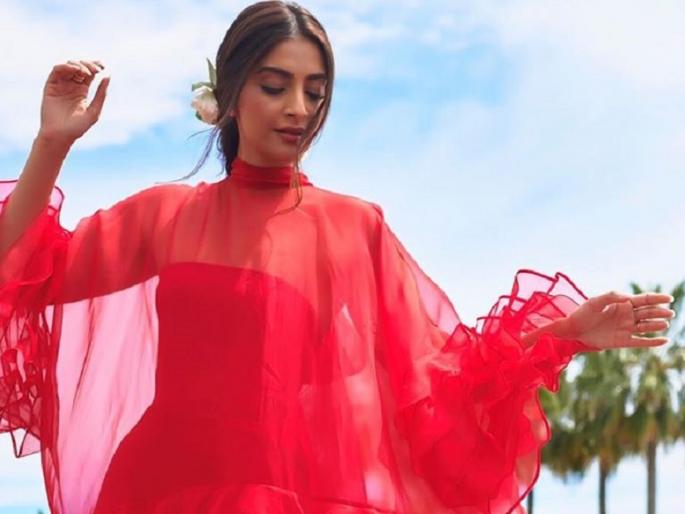 Cannes 2019: cannes film festival beautiful outfits of sonam kapoor | Cannes 2019 : कान्समध्ये दिसला सोनम कपूरचा ग्लॅमरस रॉयल अंदाज! Cannes 2019: cannes film festival beautiful outfits of sonam kapoor | Cannes 2019 : कान्समध्ये दिसला सोनम कपूरचा ग्लॅमरस रॉयल अंदाज!