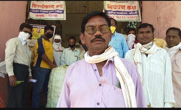 Interesting! The farmer distributed two quintals of vegetables | कौतुकास्पद! शेतकऱ्याने वाटला दोन क्विंटल भाजीपाला