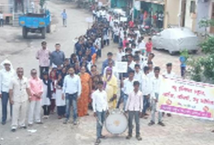  Voter awareness in the village by students | विद्यार्थ्यांकडून गावागावात मतदार जागृती