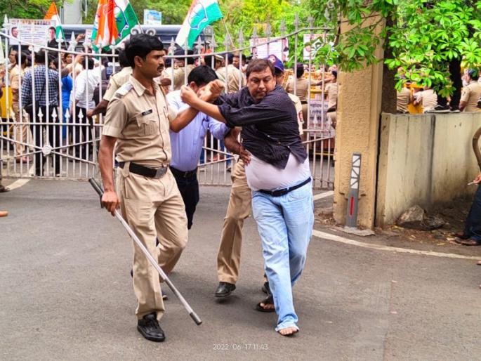 Police-Congress activists clash in Nagpur | नागपुरात पोलीस-काँग्रेस कार्यकर्त्यांमध्ये धक्काबुक्की Police-Congress activists clash in Nagpur | नागपुरात पोलीस-काँग्रेस कार्यकर्त्यांमध्ये धक्काबुक्की