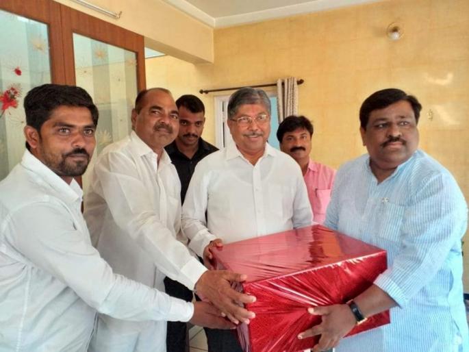 NCP workers visite Chandrakant Patil home after Supriya Sule's victory | सुप्रियाताईंच्या कार्यकर्त्यांनी गाठलं कोल्हापूर थेट; बारामतीचे बारा किलो लाडू दिले चंद्रकांतदादांना भेट NCP workers visite Chandrakant Patil home after Supriya Sule's victory | सुप्रियाताईंच्या कार्यकर्त्यांनी गाठलं कोल्हापूर थेट; बारामतीचे बारा किलो लाडू दिले चंद्रकांतदादांना भेट