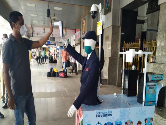 Captain Arjun's petroling on Pune railway station; It will also measure the body temperature of the passengers | पुणे रेल्वे स्थानकावर ‘कॅप्टन अर्जुन’ची असणार गस्त; प्रवाशांच्या शरीराचे ताप मोजण्याचेही करणार काम Captain Arjun's petroling on Pune railway station; It will also measure the body temperature of the passengers | पुणे रेल्वे स्थानकावर ‘कॅप्टन अर्जुन’ची असणार गस्त; प्रवाशांच्या शरीराचे ताप मोजण्याचेही करणार काम