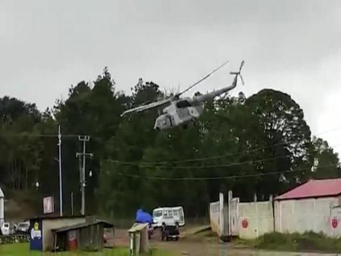 Mexican navy helicopter made crash landing accident caught in camera | VIDEO : आकाशातून गिरक्या घेत खाली व्हॅनवर येऊन पडलं हेलिकॉप्टर, कॅमेरात कैद झाला थरारक अपघात Mexican navy helicopter made crash landing accident caught in camera | VIDEO : आकाशातून गिरक्या घेत खाली व्हॅनवर येऊन पडलं हेलिकॉप्टर, कॅमेरात कैद झाला थरारक अपघात