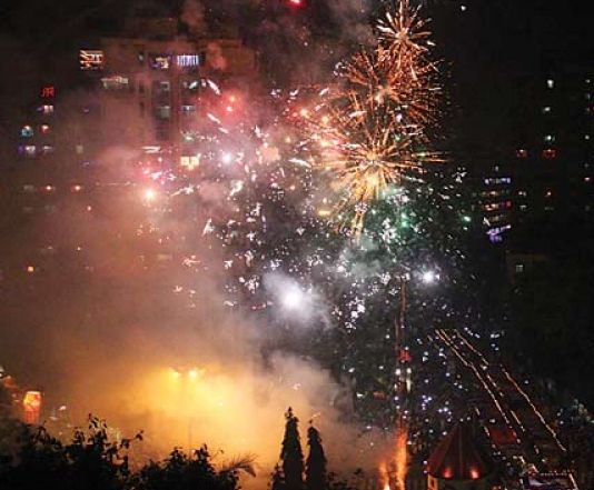 Will there be a pollution-free Diwali this year? A call to stay away from firecrackers | यंदा तरी हाेईल का प्रदूषणमुक्त दिवाळी? फटाक्यांपासून लांब राहण्याचे आवाहन