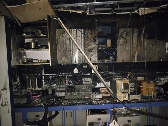 Fire breaks out at Solapur hospital The employee jumped out of the window | सोलापुरात हॉस्पिटलला आग; कर्मचाºयाने मारली खिडकीतून उडी Fire breaks out at Solapur hospital The employee jumped out of the window | सोलापुरात हॉस्पिटलला आग; कर्मचाºयाने मारली खिडकीतून उडी