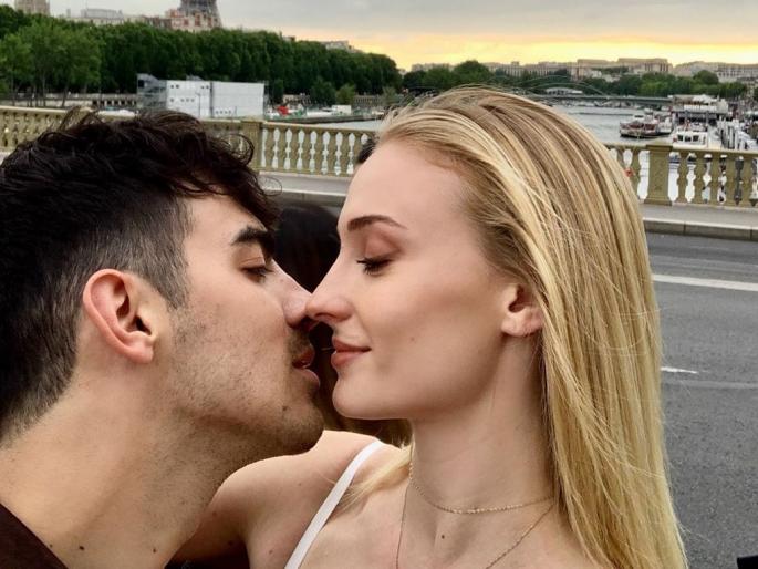 joe jonas and sophie turner romantic photos from honeymoon in maldives | प्रियंका चोप्राचा दीर जो जोनास व सोफी टर्नरने शेअर केलेत हनीमूनचे फोटो, पाहाच!! joe jonas and sophie turner romantic photos from honeymoon in maldives | प्रियंका चोप्राचा दीर जो जोनास व सोफी टर्नरने शेअर केलेत हनीमूनचे फोटो, पाहाच!!