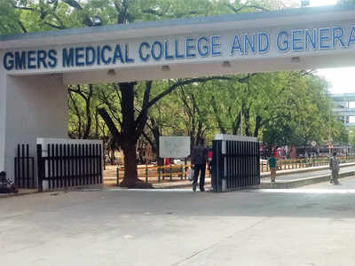 Private doctors will also be able to provide treatment in government hospitals in Gujarat | गुजरातच्या सरकारी रुग्णालयांत खासगी डॉक्टरही उपचार करू शकणार Private doctors will also be able to provide treatment in government hospitals in Gujarat | गुजरातच्या सरकारी रुग्णालयांत खासगी डॉक्टरही उपचार करू शकणार