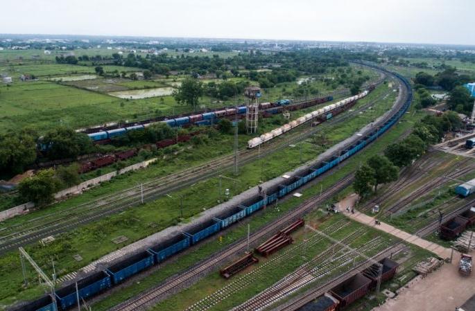 jara hatke ! Three kilometers long train; Named 'Sheshnag' | अबब ! तीन किलोमीटर लांबीची रेल्वेगाडी; नाव ठेवले ‘शेषनाग’ jara hatke ! Three kilometers long train; Named 'Sheshnag' | अबब ! तीन किलोमीटर लांबीची रेल्वेगाडी; नाव ठेवले ‘शेषनाग’