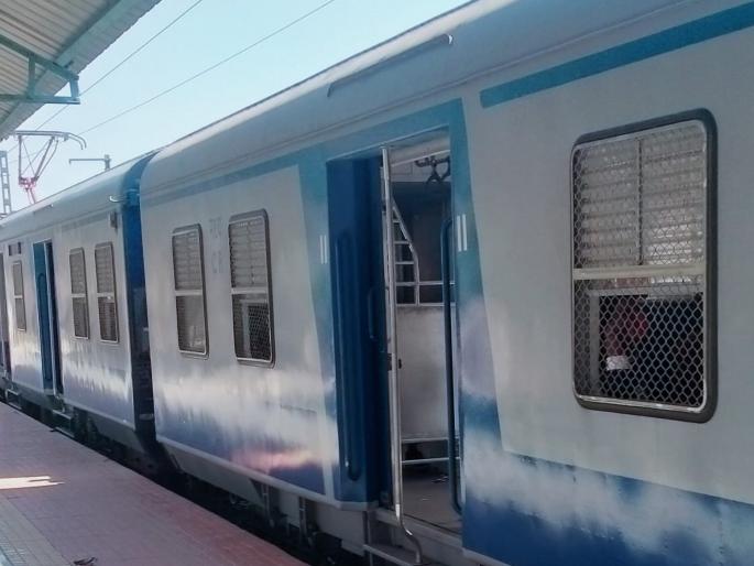 Young man hanged in Memu train car | मेमू ट्रेनच्या डब्यात तरुणाने घेतली फाशी; चिट्ठीतून समोर आले कारण Young man hanged in Memu train car | मेमू ट्रेनच्या डब्यात तरुणाने घेतली फाशी; चिट्ठीतून समोर आले कारण