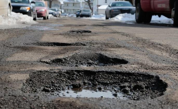 In Bhandara district, a professor was killed in a pothole on the national highway | भंडारा जिल्ह्यात राष्ट्रीय महामार्गावरील खड्ड्याने घेतला प्राध्यापकाचा बळी In Bhandara district, a professor was killed in a pothole on the national highway | भंडारा जिल्ह्यात राष्ट्रीय महामार्गावरील खड्ड्याने घेतला प्राध्यापकाचा बळी