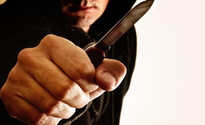 Suspicious husband attacks wife's co-worker | शंकेखोर पतीने पत्नीच्या सहकाऱ्यावर केला जीवघेणा हल्ला Suspicious husband attacks wife's co-worker | शंकेखोर पतीने पत्नीच्या सहकाऱ्यावर केला जीवघेणा हल्ला