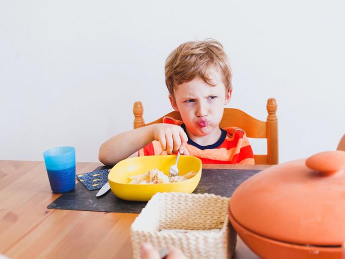 Know the bad effects of social media on children | मुलांचं खाण्यापिण्याकडे दुर्लक्ष करण्याचं 'हे' कारण ठरू शकतं घातक   Know the bad effects of social media on children | मुलांचं खाण्यापिण्याकडे दुर्लक्ष करण्याचं 'हे' कारण ठरू शकतं घातक