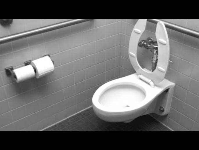 Hyderabad woman staff throws 30 lakhs diamond ring into toilet commode | महिलेने टॉयलेटच्या कमोड फ्लश केली 31 लाख रूपयांची हिऱ्याची अंगठी, कारण... Hyderabad woman staff throws 30 lakhs diamond ring into toilet commode | महिलेने टॉयलेटच्या कमोड फ्लश केली 31 लाख रूपयांची हिऱ्याची अंगठी, कारण...