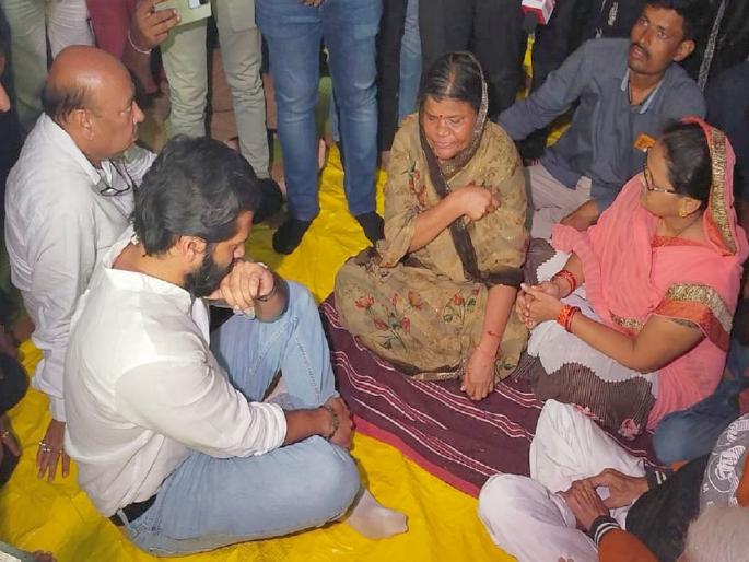 MNS leader Amit Thackeray met Malokar family in Akola | मनसे नेते अमित ठाकरे अकोल्यात, मालोकार कुटूंबियांची घेतली भेट; कुटूंबियांना अश्रू अनावर MNS leader Amit Thackeray met Malokar family in Akola | मनसे नेते अमित ठाकरे अकोल्यात, मालोकार कुटूंबियांची घेतली भेट; कुटूंबियांना अश्रू अनावर