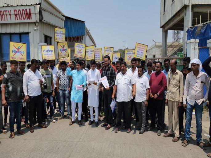 20 workers fired by contractor of Flipkart company in Bhiwandi, workers protest | फ्लिपकार्ट कंपनीच्या ठेकेदाराने २० कामगारांना कामा वरून काढले, कामगारांनी केली निदर्शने 20 workers fired by contractor of Flipkart company in Bhiwandi, workers protest | फ्लिपकार्ट कंपनीच्या ठेकेदाराने २० कामगारांना कामा वरून काढले, कामगारांनी केली निदर्शने