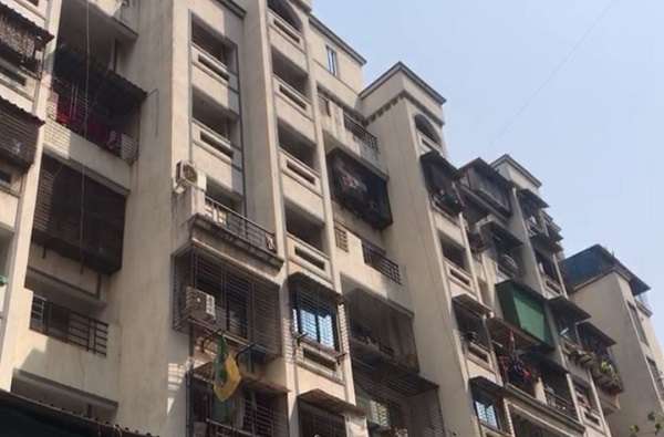 God who killed him! Four-month-old Chimurda fell from the fourth floor | देव तारी त्याला कोण मारी! चौथ्या मजल्यावरून पडून चार महिन्यांचा चिमुरडा सुखरूप God who killed him! Four-month-old Chimurda fell from the fourth floor | देव तारी त्याला कोण मारी! चौथ्या मजल्यावरून पडून चार महिन्यांचा चिमुरडा सुखरूप