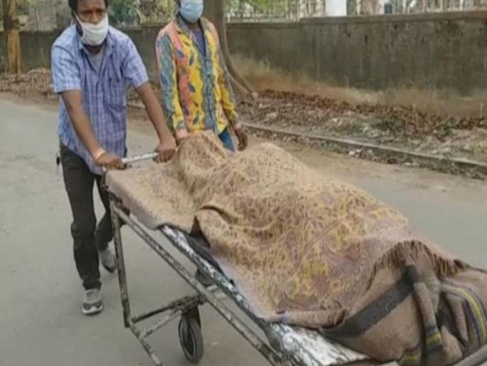 CoronaVaccine : Supicious death after taking vaccinations in simdega jharkhand | CoronaVaccine : कोरोनाची लस घेतल्यानंतर आधी तब्येत बिघडली; उपचारादरम्यान ६५ वर्षीय गृहस्थाचा मृत्यू CoronaVaccine : Supicious death after taking vaccinations in simdega jharkhand | CoronaVaccine : कोरोनाची लस घेतल्यानंतर आधी तब्येत बिघडली; उपचारादरम्यान ६५ वर्षीय गृहस्थाचा मृत्यू