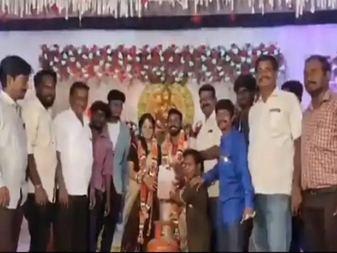 Bride and groom received petrol onion and gas cylinders in the gift see viral video | Petrol price hike Video : बाबो! या जोडप्याला लग्नात गिफ्ट मिळालं पेट्रोल, कांदा अन् सिलेंडर; व्हायरल व्हिडीओ पाहून लोक म्हणाले.... Bride and groom received petrol onion and gas cylinders in the gift see viral video | Petrol price hike Video : बाबो! या जोडप्याला लग्नात गिफ्ट मिळालं पेट्रोल, कांदा अन् सिलेंडर; व्हायरल व्हिडीओ पाहून लोक म्हणाले....