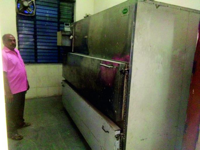 Relatives of the dead person have to bring ice slabs | मृतांच्या नातेवाईकांना आणाव्या लागतात बर्फाच्या लाद्या Relatives of the dead person have to bring ice slabs | मृतांच्या नातेवाईकांना आणाव्या लागतात बर्फाच्या लाद्या
