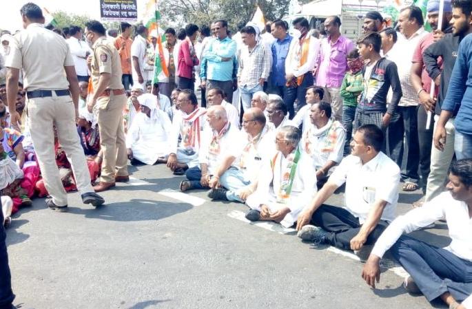 Rasta Rocco movement at Waigaon in Wardha district | वर्धा जिल्ह्यातील वायगाव येथे रास्ता रोको आंदोलन Rasta Rocco movement at Waigaon in Wardha district | वर्धा जिल्ह्यातील वायगाव येथे रास्ता रोको आंदोलन