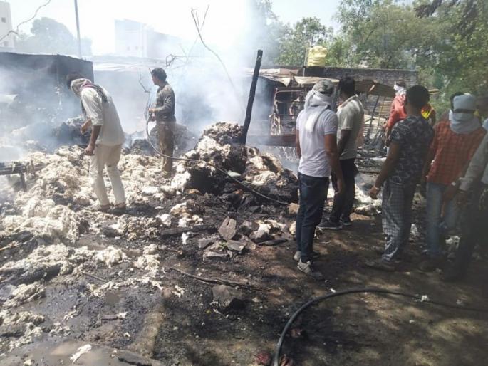 Mattress factory fire in Yavatmal | यवतमाळात गादी कारखान्याला आग; लाखो रुपयांचे नुकसान Mattress factory fire in Yavatmal | यवतमाळात गादी कारखान्याला आग; लाखो रुपयांचे नुकसान
