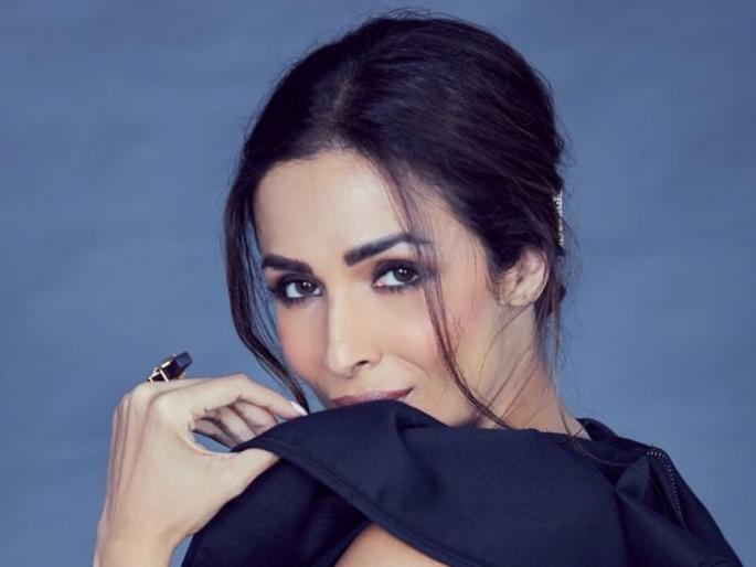 malaika arora blushes when beau arjun kapoor shows up on the screen | स्टेजवर अर्जुनचा फोटो बघून चक्क लाजली मलायका अरोरा, पाहा व्हिडीओ malaika arora blushes when beau arjun kapoor shows up on the screen | स्टेजवर अर्जुनचा फोटो बघून चक्क लाजली मलायका अरोरा, पाहा व्हिडीओ