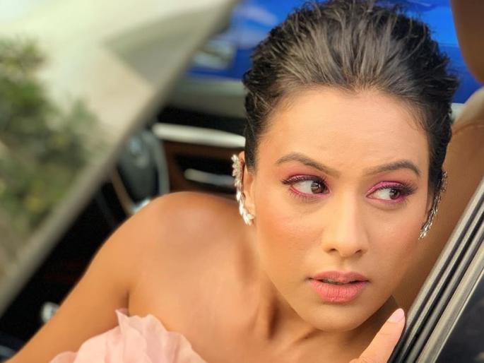 nia sharma lehenga catch fire in diwali party actress share burned lehenga photo | OMG! थोडक्यात बचावली बोल्ड अ‍ॅण्ड ब्युटिफुल निया शर्मा, वाचून बसेल धक्का