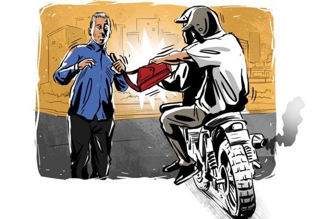 The petrol pump manager was robbed of Rs 98,000 by throwing red chillies in his eyes | डाेळ्यात मिरची पावडर फेकून पेट्राेलपंप मॅनेजरला लुटले The petrol pump manager was robbed of Rs 98,000 by throwing red chillies in his eyes | डाेळ्यात मिरची पावडर फेकून पेट्राेलपंप मॅनेजरला लुटले