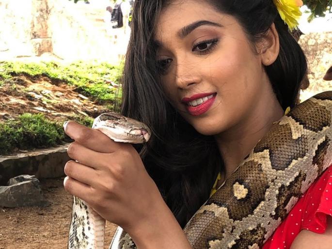 digangana suryavanshi gets snake choked while shooting for upcoming movie hippi | अजगर गळ्यात घेऊन फोटोशूट करणे या अभिनेत्रीला पडले महाग! digangana suryavanshi gets snake choked while shooting for upcoming movie hippi | अजगर गळ्यात घेऊन फोटोशूट करणे या अभिनेत्रीला पडले महाग!