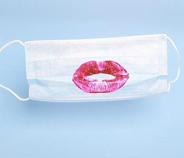 Coronavirus in Nagpur; The mask came and the market of lipstick turned fed | Coronavirus in Nagpur; मास्क आला अन् लिपस्टिकची लालीच गेली