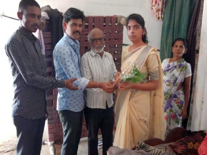 A shoemaker's daughter will become a sub-inspector of police; qualified mpsc exam | चप्पल-जोडे शिवणाऱ्या पित्याच्या कष्टाचे लेकीने फेडले पांग, बनणार पोलिस उपनिरीक्षक A shoemaker's daughter will become a sub-inspector of police; qualified mpsc exam | चप्पल-जोडे शिवणाऱ्या पित्याच्या कष्टाचे लेकीने फेडले पांग, बनणार पोलिस उपनिरीक्षक