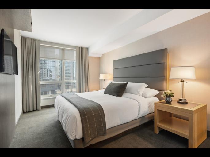 Flight attendant shares always throw water bottles inside hotel bed to be safe | हॉटेलमधील बेडखाली फेकाल एक पाण्याची बॉटल तर रहाल सुरक्षित, कसे ते जाणून घ्या! Flight attendant shares always throw water bottles inside hotel bed to be safe | हॉटेलमधील बेडखाली फेकाल एक पाण्याची बॉटल तर रहाल सुरक्षित, कसे ते जाणून घ्या!