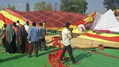 And the tent collapsed on the police in Solapur | अन् सोलापुरातील पोलिसांवर मंडप कोसळला; पुढे काय झाले ते पहा...! And the tent collapsed on the police in Solapur | अन् सोलापुरातील पोलिसांवर मंडप कोसळला; पुढे काय झाले ते पहा...!