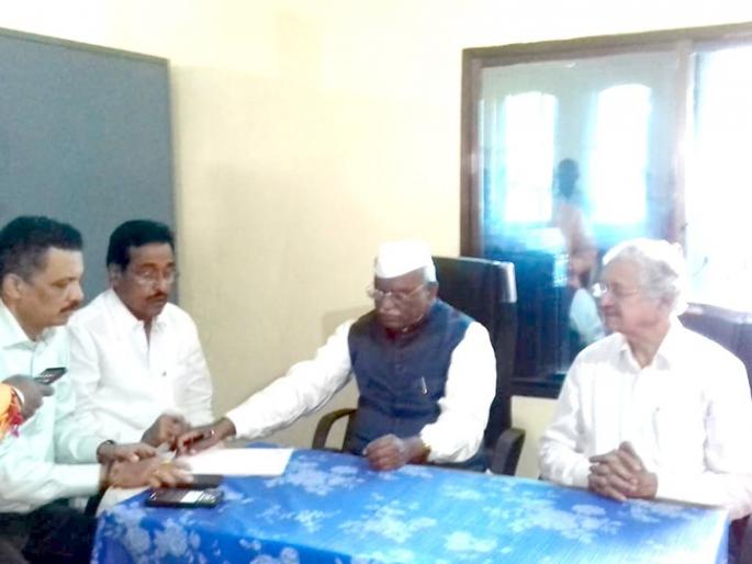 NCP MLA Dilip Sopal resigns at Haribhau Baghden's house in aurangabad | राष्ट्रवादीचे आमदार दिलीप सोपल यांचा 'स्वखुशीने दिलेला' राजीनामा त्वरित मंजूर