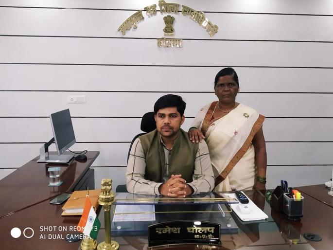 What does she think? When the teacher who sells bangles takes her to the collector's office in jharkhand | तिला काय वाटत असेल? बांगड्या विकून शिकविणाऱ्या आईला 'कलेक्टर' ऑफिसमध्ये नेतो तेव्हा... What does she think? When the teacher who sells bangles takes her to the collector's office in jharkhand | तिला काय वाटत असेल? बांगड्या विकून शिकविणाऱ्या आईला 'कलेक्टर' ऑफिसमध्ये नेतो तेव्हा...