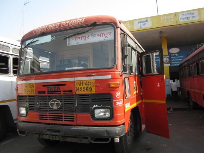 Traveler's sculler due to the escalation of ST fair | एसटीच्या दरवाढीमुळे प्रवाशांच्या खिशाला कात्री Traveler's sculler due to the escalation of ST fair | एसटीच्या दरवाढीमुळे प्रवाशांच्या खिशाला कात्री